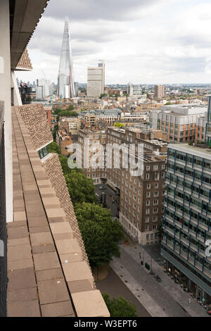 Vista di Bankside House, Sumner Street, il coccio e Bankside dalla Tate Modern Blavatnik edificio livello visualizzazione Foto Stock