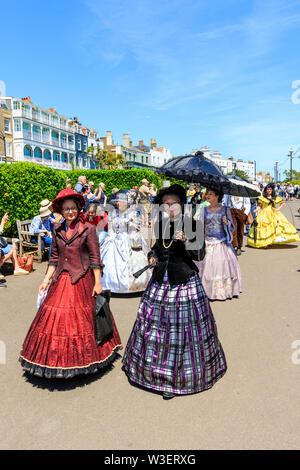 Annualmente Broadstairs Dickens Festival. Il corteo principale sul lungomare, con persone vestite in costume vittoriano come Dickensian caratteri. Foto Stock