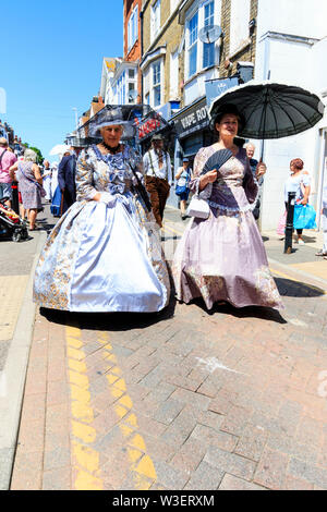 Annualmente Broadstairs Dickens Festival. Il corteo principale lungo l Alta, Main Street, con persone vestite in costume vittoriano come Dickens caratteri. Foto Stock