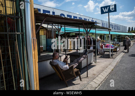 Antiquariato - MERCATO DELLE PULCI BUDAPEST UNGHERIA - HASZNALTCIKK PIAC - vintage e retrò LE MERCI IN VENDITA - Marche aux Puces BUDAPEST - VINTAGE BROCANTE © Frédéric BEAUMONT Foto Stock