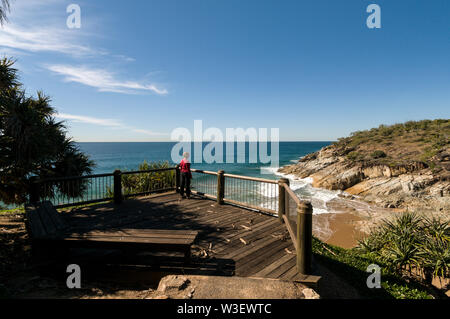 La capezzagna in Joseph Banks Conservation Park al punto d'onda, con alte vedute del Mar dei Coralli vicino alla città 1770 e Bustard Bay nel Queensland, Austr Foto Stock