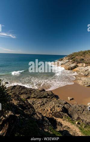 La capezzagna in Joseph Banks Conservation Park al punto d'onda, con alte vedute del Mar dei Coralli vicino alla città 1770 e Bustard Bay nel Queensland, Austr Foto Stock