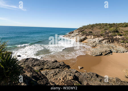 La capezzagna in Joseph Banks Conservation Park al punto d'onda, con alte vedute del Mar dei Coralli vicino alla città 1770 e Bustard Bay nel Queensland, Austr Foto Stock