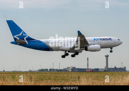 C-GITS, luglio 11, 2019, Airbus A330-243-0271 di atterraggio su piste del Paris Roissy Charles de Gaulle airport alla fine della Air Transat TS356 f Foto Stock