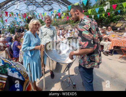 La duchessa di Cornovaglia assiste ad una festa per il decimo anniversario della grande iniziativa di pranzo al progetto Eden, il primo giorno di visita in Cornovaglia. Foto Stock