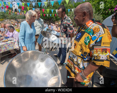 La duchessa di Cornovaglia assiste ad una festa per il decimo anniversario della grande iniziativa di pranzo al progetto Eden, il primo giorno di visita in Cornovaglia. Foto Stock