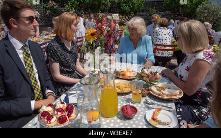 La duchessa di Cornovaglia assiste ad una festa per il decimo anniversario della grande iniziativa di pranzo al progetto Eden, il primo giorno di visita in Cornovaglia. Foto Stock