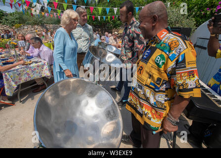 La duchessa di Cornovaglia assiste ad una festa per il decimo anniversario della grande iniziativa di pranzo al progetto Eden, il primo giorno di visita in Cornovaglia. Foto Stock