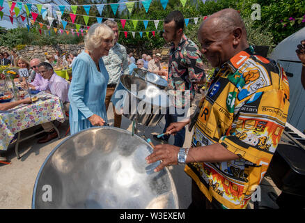 La duchessa di Cornovaglia assiste ad una festa per il decimo anniversario della grande iniziativa di pranzo al progetto Eden, il primo giorno di visita in Cornovaglia. Foto Stock