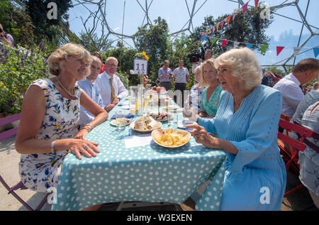 La duchessa di Cornovaglia (destra) assiste ad una festa per il decimo anniversario della grande iniziativa di pranzo al progetto Eden, il primo giorno di visita in Cornovaglia. Foto Stock