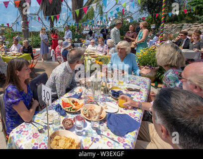 La duchessa di Cornovaglia (centro destra) assiste ad una festa per il decimo anniversario della grande iniziativa di pranzo al progetto Eden, il primo giorno di visita in Cornovaglia. Foto Stock