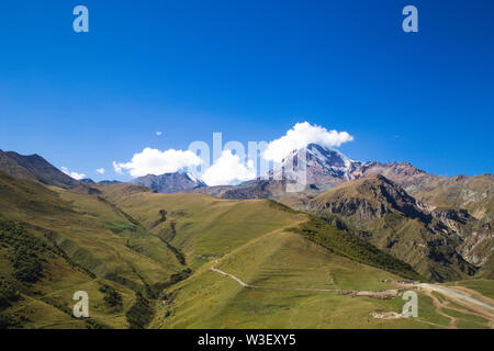 Incredibile paesaggio di montagna in Georgia sulla soleggiata giornata estiva. Alpine prato verde in Caucaso highlands. Valle idilliaca in Svaneti montagne. Foto Stock