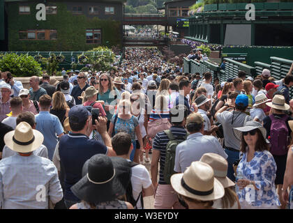 La folla di spettatori a Wimbledon 2019 Foto Stock