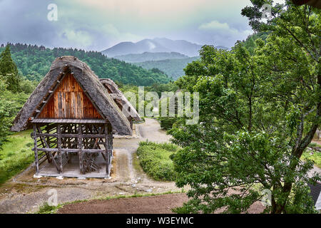 Villaggio di Shirakawa tradizionale tetto in paglia agriturismo gassho zukuri patrimonio mondiale UNESCO paesaggio architettura del paesaggio travel Giappone Gifu Gokayama Foto Stock