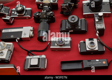 Atene, Grecia - Aprile 1, 2018: Vintage foto e videocamere per la vendita al mercato di strada. Fotografia di antiche apparecchiature. Foto Stock