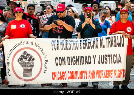 Downtown, Chicago-July 13, 2019: protesta contro l'immigrazione il ghiaccio e la Pattuglia di Confine. Comunità di Chicago e lavoratore i diritti. Foto Stock