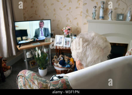 Londra, Regno Unito. 09 Luglio, 2019. Il 93-anno-vecchio Irene siede nel suo soggiorno di fronte al televisore. In Gran Bretagna, vi è un dibattito circa la recente decisione della BBC per ri-investire oltre 75 anni in radio di canoni di licenza. A partire da giugno 2020, avranno anche a pagare l'154.50 libbre (equivalenti a circa 172 euro) all'anno. Dal 1999, i cittadini anziani sono stati esclusi. Credito: Christoph Meyer/dpa/Alamy Live News Foto Stock