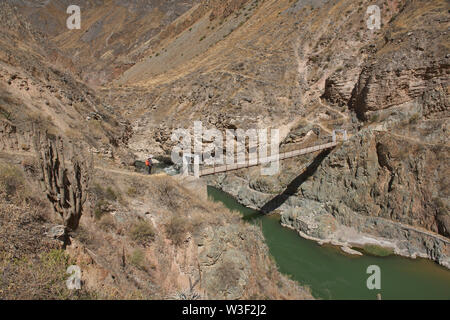 Il Fiume Colca che corre attraverso il Grande Canyon del Colca, Perù Foto Stock