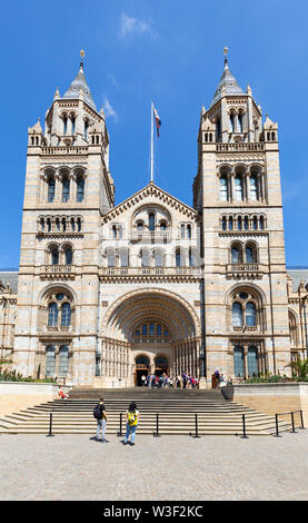 Museo di Storia Naturale di Londra al di fuori; visitatori presso l'ingresso principale, Exhibition Road, South Kensington London REGNO UNITO Foto Stock