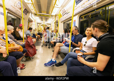 Carrozza metropolitana di Londra all'interno; passeggeri seduti in carrozza con un treno della metropolitana Circle Line di Londra, Londra UK Foto Stock