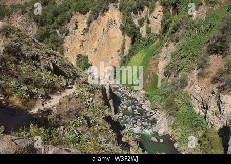 Il Fiume Colca che corre attraverso il Grande Canyon del Colca, Perù Foto Stock