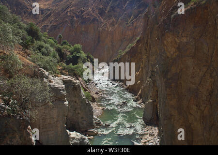 Il Fiume Colca che corre attraverso il Grande Canyon del Colca, Perù Foto Stock