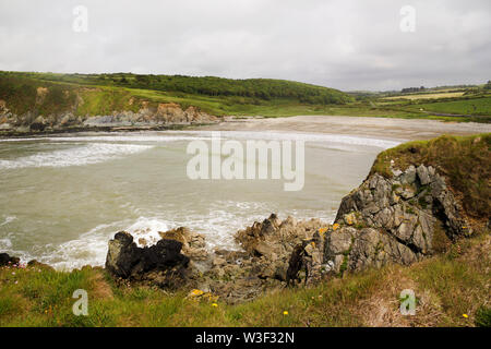 Vista di Kilmurrin Cove dalla strada principale di Bunmahon nella Contea di Waterford, Irlanda. Foto Stock