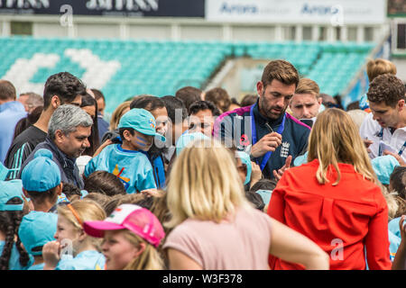 Londra, Regno Unito. Il 15 luglio 2019. Liam Plunket, firma autografi in Inghilterra la Coppa del Mondo di cricket vincitori parade la ICC World Cup Trofeo per ventole a Kia ovale.David Rowe/ Alamy Live News. Credito: David Rowe/Alamy Live News Foto Stock