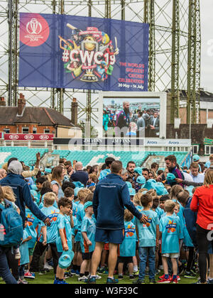 Londra, Regno Unito. Il 15 luglio 2019. Liam Plunket, firma autografi in Inghilterra la Coppa del Mondo di cricket vincitori parade la ICC World Cup Trofeo per ventole a Kia ovale.David Rowe/ Alamy Live News. Credito: David Rowe/Alamy Live News Foto Stock