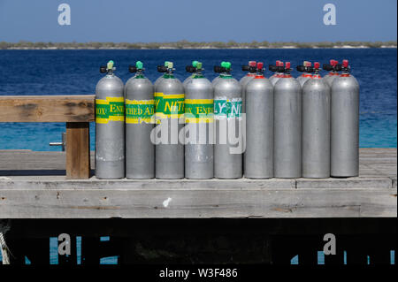 Scuba cilindri su un molo, Bonaire Antille Olandesi Foto Stock