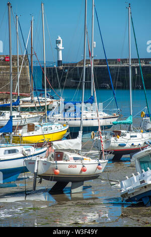 Penzance Harbour e del faro, Cornwall, Inghilterra, Regno Unito. Foto Stock