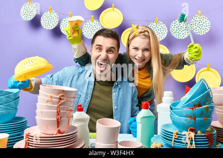 Crazy family lieti di lavorare insieme. Il lavoro di squadra, concetto di buon umore per il lavaggio, lavori domestici, stoltezza Foto Stock