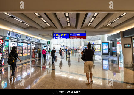 Lantau, Hong Kong - 26 Agosto 2018 : i passeggeri porta bagagli in Hong Kong Foto Stock