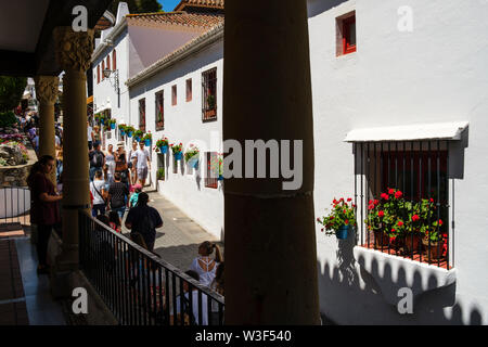 Strada tipica con fiori di colore bianco, villaggio di Mijas. Provincia di Malaga Costa del Sol. Andalusia, Spagna del Sud Europa Foto Stock