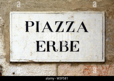 Un cartello stradale di Piazza delle Erbe nel centro storico di Verona - Italia. Foto Stock