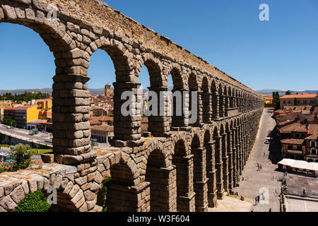 Antico Acquedotto romano, Sito Patrimonio Mondiale dell'UNESCO. Città di Segovia. Castilla León, Spagna Europa Foto Stock