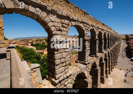 Antico Acquedotto romano, Sito Patrimonio Mondiale dell'UNESCO. Città di Segovia. Castilla León, Spagna Europa Foto Stock