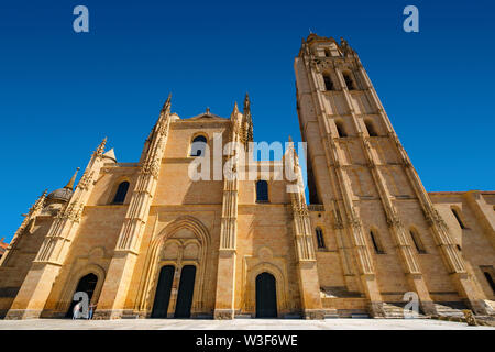 Vista esterna. Tardo gotico stile, Cattedrale Santa Iglesia Catedral de Nuestra Señora de la Asunción y de San Frutos, città di Segovia. Castil Foto Stock