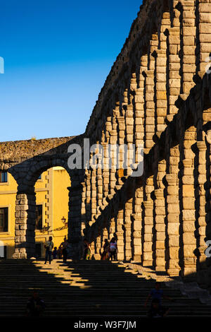 Antico Acquedotto romano, Sito Patrimonio Mondiale dell'UNESCO. Città di Segovia. Castilla León, Spagna Europa Foto Stock