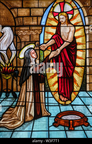 Il vetro macchiato. Chiesa conventuale di Santa Teresa de Jesus, Sito Patrimonio Mondiale dell'UNESCO. La città di Avila. Castilla León, Spagna Europa Foto Stock