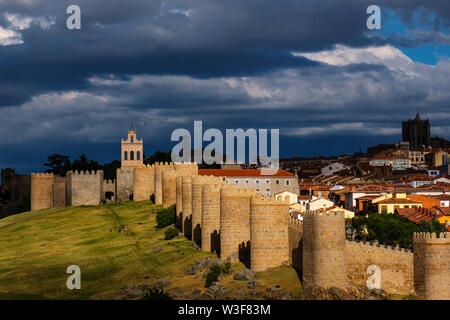Medievale Mura monumentali, Sito Patrimonio Mondiale dell'UNESCO. La città di Avila. Castilla León, Spagna Europa Foto Stock