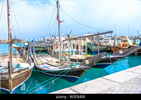 Al Khor, Qatar - Febbraio 23, 2019: barche da pesca o tradizionale dhow di legno ormeggiata al porto di Al Khor vicino a Doha, famoso per il suo nuovo mercato del pesce Foto Stock