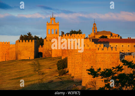 Medievale mura monumentali al tramonto, Sito Patrimonio Mondiale dell'UNESCO. La città di Avila. Castilla León, Spagna Europa Foto Stock