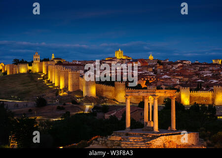 Medieval mura monumentali e quattro montanti monumento al tramonto, Sito Patrimonio Mondiale dell'UNESCO. La città di Avila. Castilla León, Spagna Europa Foto Stock