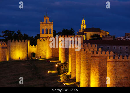 Medievale mura monumentali all'imbrunire, Sito Patrimonio Mondiale dell'UNESCO. La città di Avila. Castilla León, Spagna Europa Foto Stock