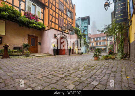 Scenic lane della destinazione turistica Riquewihr, villaggio del vino Alsaziano Route, Francia, lane con vite e decorazioni floreali in autunno Foto Stock