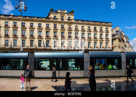 Luogo di la Comedie, tram e Grand Hotel de Bordeaux, Gironde. Regione Aquitania. Francia Europa Foto Stock