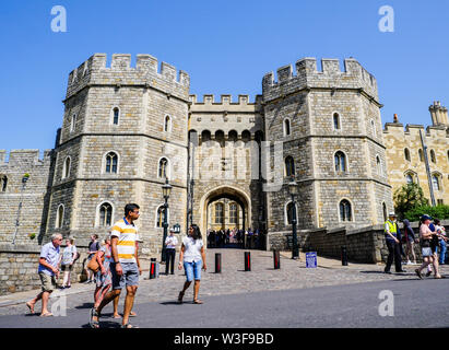 I turisti al di fuori, il re Enrico VIII Gate, Windsor Castle, Berkshire, Inghilterra, Regno Unito, GB. Foto Stock