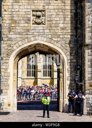 I turisti all'interno del Castello di Windsor visto buttato Re Enrico VIII Gateway, Berkshire, Inghilterra, Regno Unito, GB. Foto Stock