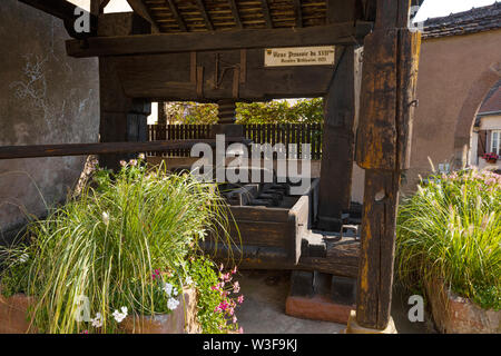 Antico torchio in Mittelbergheim, Alsazia strada del vino, Francia, vecchio strumento nell'artigianato tradizionale della viticoltura Foto Stock